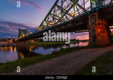 Eine Low-Angle-Aufnahme der berühmten „Blue Wonder“-Brücke In Dresden bei Nacht Stockfoto