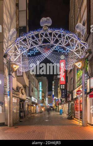 ikebukuro, japan - dezember 31 2019: Nachtansicht des beleuchteten Eingangstors der Sunshine Central Street, die den östlichen Ausgang von Ikebukuro verbindet Stockfoto