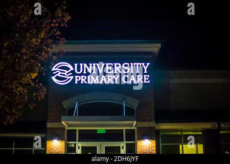 Augusta, GA USA - 12 01 20: Universitätsgrundversorgung Schild bei Nacht Stockfoto