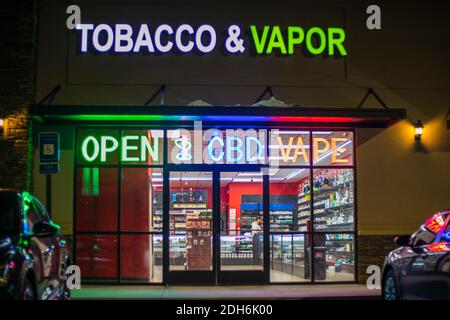 Augusta, GA USA - 12 01 20: Ein Tabacco und Vape Geschäft bei Nacht Stockfoto