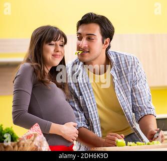 Mann und Frau Salat in der Küche vorbereiten Stockfoto