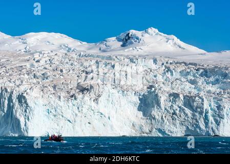 Tierkreis nähert sich Eisberg im Südatlantik, Near Point Wild, Elefanteninsel, Antarktis Stockfoto