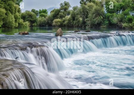 Blick auf die Wasserfälle von Manavgat in der Türkei schön entfernt mit Langzeitbelichtung Stockfoto