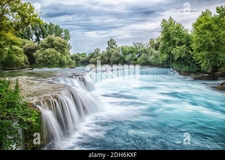 Blick auf die Wasserfälle von Manavgat in der Türkei schön entfernt mit Langzeitbelichtung Stockfoto