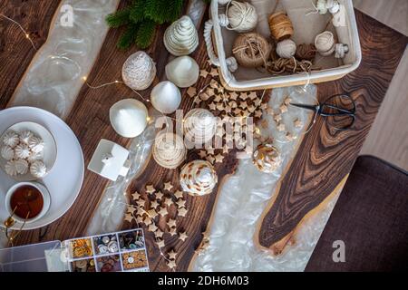 Weihnachtskomposition mit handgefertigtem Weihnachtsbaum. Stockfoto