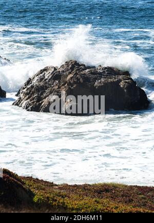 Wellen krachen auf Felsen in der Pazifikküste von Sonoma Stockfoto