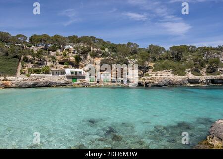 Bootshäuser in der Cala Llombards, Mallorca Stockfoto