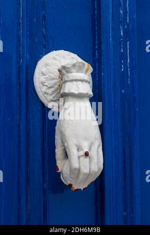 Türklopfer im Bergdorf Pirgos am Griechische kykladische Insel Tinos Stockfoto