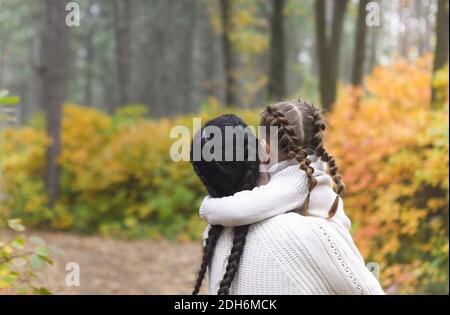 Mutter und Tochter spielen im Herbstpark. Eltern und Kinder wandern an einem Herbsttag im Wald Stockfoto