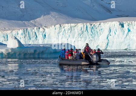 Zodiac nähert sich riesigen Gletscher im Südatlantik, Paradise Bay, Antarktis Stockfoto