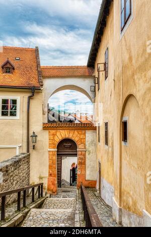 Schmaler Gang, Cesky Krumlov, Tschechische Republik Stockfoto