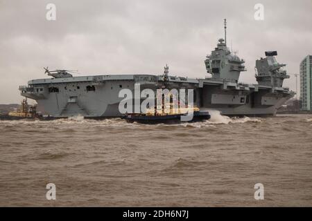 River Mersey, New Brighton, Merseyside, 6. März 2020, HMS Prince of Wales verlässt den Hafen von Liverpool nach einem einwöchigen Aufenthalt in Liverpool, als sie auf See zurückkehrt, um ihre Arbeit vor der Rotary Wing Embarkation und weiteren Sea Trials mit der F-35B im Januar 2020 fortzusetzen, bevor sie oa F-35B aus 617 Geschwader abschied Die gemeinsame RAF Fleet Air Arm Squadron flog über den Träger Stockfoto