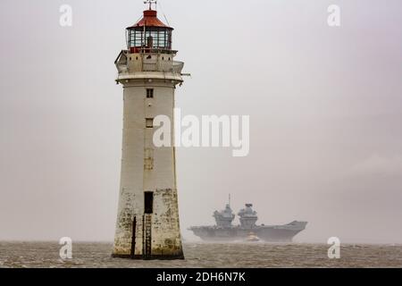 River Mersey, New Brighton, Merseyside, 6. März 2020, HMS Prince of Wales verlässt den Hafen von Liverpool nach einem einwöchigen Aufenthalt in Liverpool, als sie auf See zurückkehrt, um ihre Arbeit vor der Rotary Wing Embarkation und weiteren Sea Trials mit der F-35B im Januar 2020 fortzusetzen, bevor sie oa F-35B aus 617 Geschwader abschied Die gemeinsame RAF Fleet Air Arm Squadron überflog den Frachtführer Prince of Wales am Leuchtturm von New Brighton Stockfoto