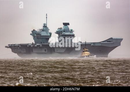 River Mersey, New Brighton, Merseyside, 6. März 2020, HMS Prince of Wales verlässt den Hafen von Liverpool nach einem einwöchigen Aufenthalt in Liverpool, als sie auf See zurückkehrt, um ihre Arbeit vor der Rotary Wing Embarkation und weiteren Sea Trials mit der F-35B im Januar 2020 fortzusetzen, bevor sie oa F-35B aus 617 Geschwader abschied Die gemeinsame RAF-Flotte Air Arm Squadron flog über die Fluggesellschaft Prince of Wales in der Mersey ankommen Stockfoto