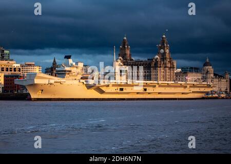 River Mersey, New Brighton, Merseyside, 6. März 2020, HMS Prince of Wales verlässt den Hafen von Liverpool nach einem einwöchigen Aufenthalt in Liverpool, als sie auf See zurückkehrt, um ihre Arbeit vor der Rotary Wing Embarkation und weiteren Sea Trials mit der F-35B im Januar 2020 fortzusetzen, bevor sie oa F-35B aus 617 Geschwader abschied Die gemeinsame RAF Fleet Air Arm Squadron flog über den Träger Stockfoto