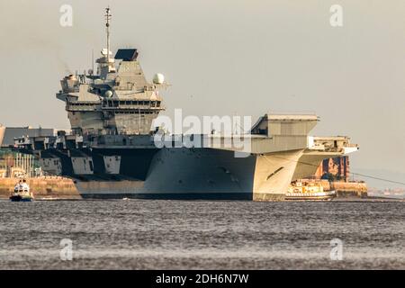 River Mersey, New Brighton, Merseyside, 6. März 2020, HMS Prince of Wales verlässt den Hafen von Liverpool nach einem einwöchigen Aufenthalt in Liverpool, als sie auf See zurückkehrt, um ihre Arbeit vor der Rotary Wing Embarkation und weiteren Sea Trials mit der F-35B im Januar 2020 fortzusetzen, bevor sie oa F-35B aus 617 Geschwader abschied Die gemeinsame RAF Fleet Air Arm Squadron flog über den Träger Stockfoto