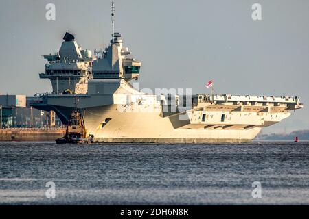 River Mersey, New Brighton, Merseyside, 6. März 2020, HMS Prince of Wales verlässt den Hafen von Liverpool nach einem einwöchigen Aufenthalt in Liverpool, als sie auf See zurückkehrt, um ihre Arbeit vor der Rotary Wing Embarkation und weiteren Sea Trials mit der F-35B im Januar 2020 fortzusetzen, bevor sie oa F-35B aus 617 Geschwader abschied Die gemeinsame RAF Fleet Air Arm Squadron flog über den Träger Stockfoto