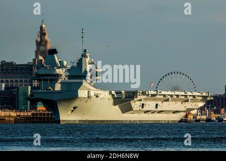 River Mersey, New Brighton, Merseyside, 6. März 2020, HMS Prince of Wales verlässt den Hafen von Liverpool nach einem einwöchigen Aufenthalt in Liverpool, als sie auf See zurückkehrt, um ihre Arbeit vor der Rotary Wing Embarkation und weiteren Sea Trials mit der F-35B im Januar 2020 fortzusetzen, bevor sie oa F-35B aus 617 Geschwader abschied Die gemeinsame RAF Fleet Air Arm Squadron flog über den Träger Stockfoto