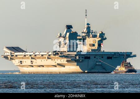 River Mersey, New Brighton, Merseyside, 6. März 2020, HMS Prince of Wales verlässt den Hafen von Liverpool nach einem einwöchigen Aufenthalt in Liverpool, als sie auf See zurückkehrt, um ihre Arbeit vor der Rotary Wing Embarkation und weiteren Sea Trials mit der F-35B im Januar 2020 fortzusetzen, bevor sie oa F-35B aus 617 Geschwader abschied Die gemeinsame RAF Fleet Air Arm Squadron flog über den Träger Stockfoto