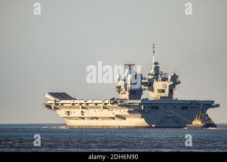 River Mersey, New Brighton, Merseyside, 6. März 2020, HMS Prince of Wales verlässt den Hafen von Liverpool nach einem einwöchigen Aufenthalt in Liverpool, als sie auf See zurückkehrt, um ihre Arbeit vor der Rotary Wing Embarkation und weiteren Sea Trials mit der F-35B im Januar 2020 fortzusetzen, bevor sie oa F-35B aus 617 Geschwader abschied Die gemeinsame RAF Fleet Air Arm Squadron flog über den Träger Stockfoto