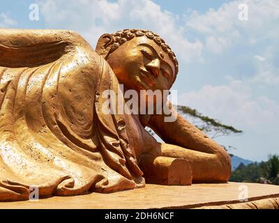 Nahaufnahme einer großen schlafenden buddha-Statue in Zentral-Java, Indonesien Stockfoto