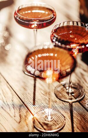 Gläser mit kaltrosa Champagner auf dem Tisch platziert Stockfoto