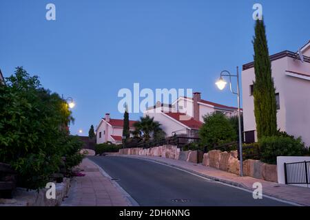 Der Blick auf die Straße des Dorfes Pissouri im Abendlicht. Limassol. Zypern Stockfoto