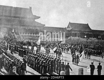 Auf dem historischen Gelände der Verbotenen Stadt in Peking, China, feierte am 28. November der Sieg der Alliierten, Boxer Rebellion, um 1900 Stockfoto