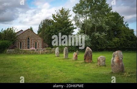 Beeindruckende stehende Steine aus dem historischen Kreis in Avebury Wiltshire. Schafe können zwischen den massiven Felsen grasen gesehen werden. Stockfoto