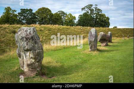 Beeindruckende stehende Steine aus dem historischen Kreis in Avebury Wiltshire. Schafe können zwischen den massiven Felsen grasen gesehen werden. Stockfoto