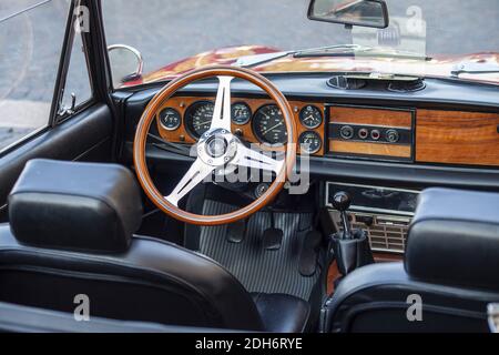 Armaturenbrett eines Oldtimer Cabriolet 2 Stockfoto