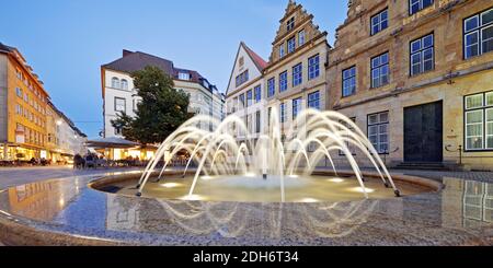 Alter Markt mit Brunnen und Stadthäusern am Abend, Bielefeld, Deutschland, Europa Stockfoto