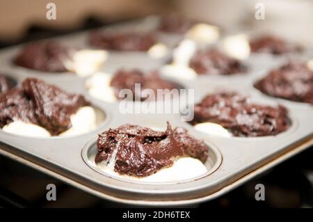 Hausgemachte Käsekuchen in Schokolade Cupcakes bereit für den Ofen Stockfoto