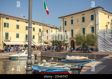 Dogana Veneta und Porticciolo in Lazise, in Italien mit farbigen Booten 18 Stockfoto