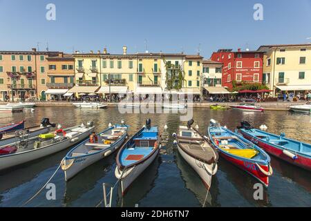 Dogana Veneta und Porticciolo in Lazise, in Italien mit farbigen Booten 16 Stockfoto