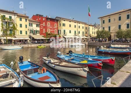 Dogana Veneta und Porticciolo in Lazise, in Italien mit farbigen Booten 10 Stockfoto