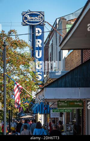 Überfüllter Bürgersteig in der Innenstadt von Blue Ridge, Georgia an einem schönen Herbsttag, an dem Menschen Gesichtsmasken tragen, wegen der COVID-19 Pandemie. (USA) Stockfoto