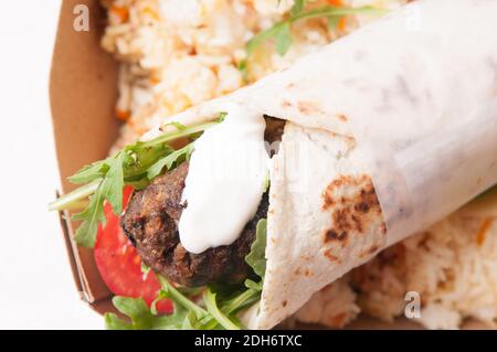 Lammpackung mit hausgemachten Pita und süßem Reis Stockfoto