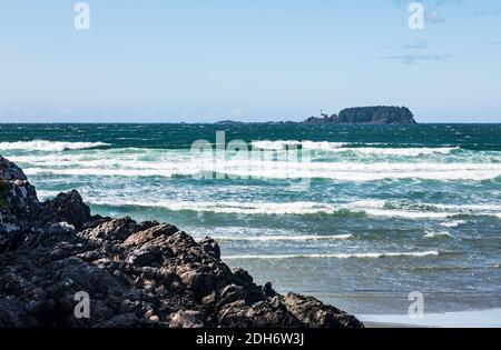 Lennard Island Leuchtturm vom Cox Bay Beach aus gesehen, Vancouver Island, BC, Kanada bei Tofino. Stockfoto