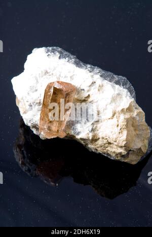 Schöne Topas Kristalle in Quyartz, unraffiniert Stockfoto