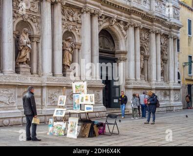 Street Art zu verkaufen vor der Kirche Santa Maria del Lily (Chiesa di Santa Maria del Giglio) - Venedig, Venetien, Italien Stockfoto