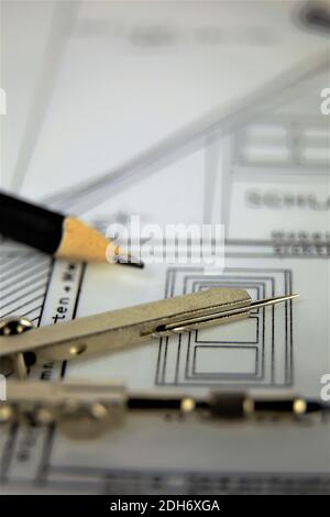 Stift und Rechner auf Papier Stockfoto