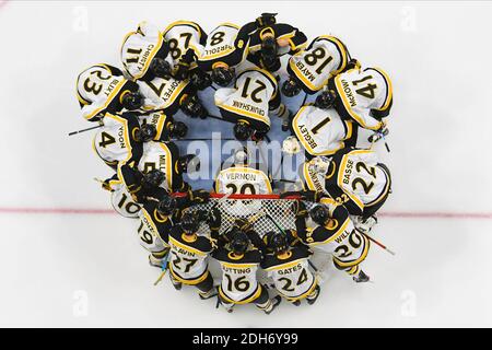 Omaha, NE, USA. Dezember 2020. 9. Dezember 2020 Spieler des Colorado College versammeln sich im Netz vor einem NCAA D1 Männer-Hockeyspiel zwischen den Nebraska-Omaha Mavericks und den Colorado College Tigers in der Baxter Arena in Omaha NE, der Heimat des NCHC ''Pod'', wo die ersten 38 . Quelle: Cal Sport Media/Alamy Live News Stockfoto
