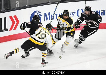 Omaha, NE, USA. Dezember 2020. 9. Dezember 2020 Colorado College Tigers Forward Troy Conzo (19), Nebraska-Omaha Mavericks Forward Noah Prokop (21), Colorado College Tigers Verteidiger Nicklas Andrews (28) und Nebraska-Omaha Mavericks vorne Ryan Brushett (9) alle gehen nach dem Puck während eines NCAA D1 Männer Hockey-Spiel zwischen der Nebraska-Omaha Mavericks und der Colorado College Tigers in Baxter Arena in Omaha NE, Heimat des NCHC ''Pod'' wo die ersten 38 . Quelle: Cal Sport Media/Alamy Live News Stockfoto