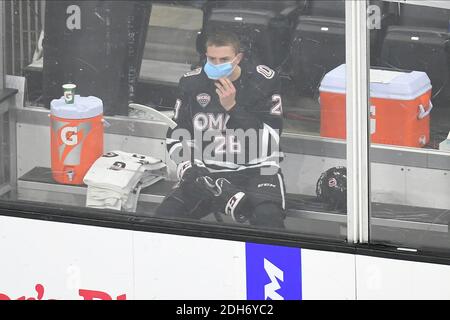 Omaha, NE, USA. Dezember 2020. 9. Dezember 2020 Nebraska-Omaha Mavericks Forward Jack Randl (28) dons eine Maske in der Strafbox während eines NCAA D1 Männer Hockey Spiel zwischen der Nebraska-Omaha Mavericks und den Colorado College Tigers in Baxter Arena in Omaha NE, Heimat der NCHC ''Pod'' wo die ersten 38 . Quelle: Cal Sport Media/Alamy Live News Stockfoto