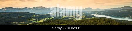 Panorama der alpinen Berge in der Nähe des Worthersees und der Stadt Velden Stockfoto