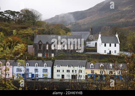 Der wunderschöne Hafen von Portree, Isle of Skye, Schottland Stockfoto