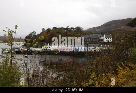 Der wunderschöne Hafen von Portree, Isle of Skye, Schottland Stockfoto