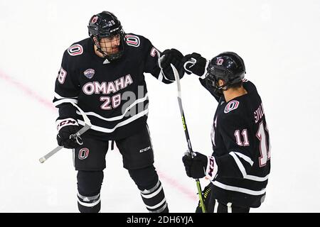 Omaha, NE, USA. Dezember 2020. 9. Dezember 2020 Nebraska-Omaha Mavericks Stürmer Jack Randl (28) und Nebraska-Omaha Mavericks Stürmer Nolan Sullivan (11) feiern ein Omaha-Tor während eines NCAA D1 Männer-Hockey-Spiels zwischen dem Nebraska-Omaha Mavericks und den Colorado College Tigers in der Baxter Arena in Omaha NE, Heimat des NCHC ''Pod'' wo die ersten 38 . Quelle: Cal Sport Media/Alamy Live News Stockfoto