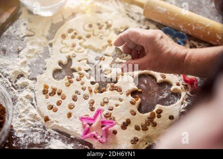 Bäcker Ausschneiden Cookie Formen aus Blatt Teig Stockfoto